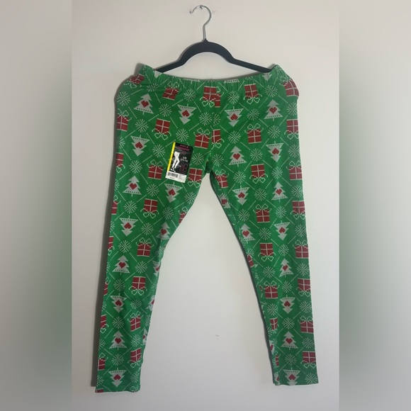 No Boundaries Pants - No Boundaries Juniors Christmas Ankle Leggings –Green & Red Gift and Tree Print